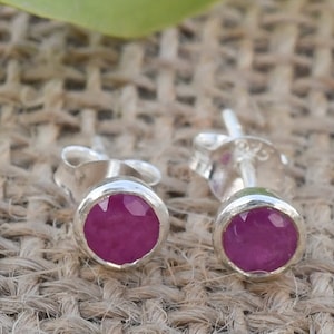 Natuurlijke robijn oorbellen, 925 sterling zilver gem studs, oorbellen bruiloft verkoop unieke ontwerpen, glas gevulde robijn, studs