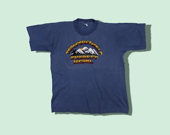 Vintage 90&#39;s MOUNT EVEREST Nepal Single Stitches T-Shirt Vintage Everest Tee Hiking Outdoor T-Shirt Purple Size Medium