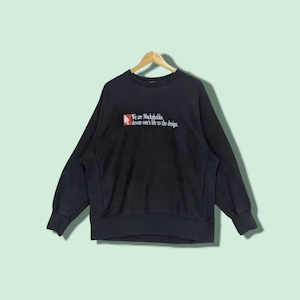 Pode incluir: Camisola de manga comprida preta com um logotipo vermelho e branco que diz "We are Mackabolics, devote one's life to the design."