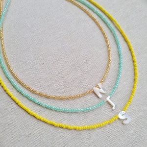 Collar personalizado de cuentas con letras de concha de nácar / Regalos para ella / Collar de cuentas personalizado / Collar con letras / Collar con nombre