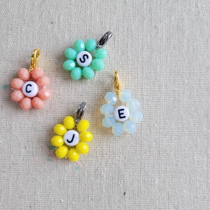 Dije de cuentas con letras de flores personalizadas / Monograma / Regalos para ella / Regalo personalizable / Dije con inicial / Dije para teléfono / Collar con inicial