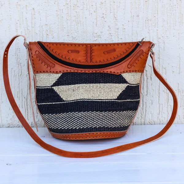 Woven Sisal Bag, African Sisal Bag, Woven Crossbody Bag, Woven Kenyan Kiondo, Boho Sling Bag, Shoulder bag, Christmas Gift for her, Mom gift