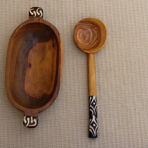 Bol en bois d'olivier, bol de service à salade, couverts à salade sculptés à la main, cadeau de pendaison de crémaillère, cadeau d'hôtesse, couverts en bois avec décoration en os de batik