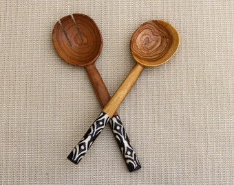 Olijfhouten saladelepels, handgesneden houten botsaladeservers, Afrikaanse houten lepels met batikbothandvatten, housewarmingcadeau, set van 2