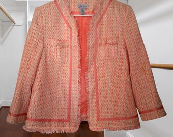 Conjunto de tweed de Madison Studio, con blazer abierto con ribete de flecos y falda hasta la rodilla.