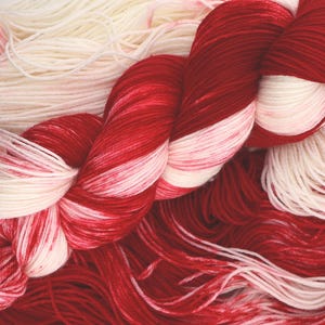 Handgefärbte bunte Merinowolle in Peppermint Holiday Colors