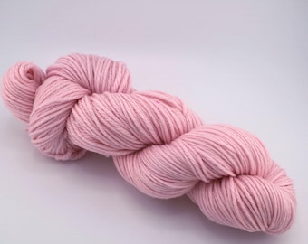 Carta de amor / Hilo de lana merino de grosor DK teñido a mano en rosa rubor