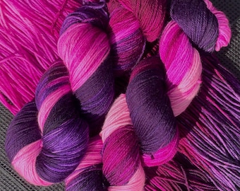 Filato di lana merino Nebula / tinto a mano nei colori viola, prugna e fucsia