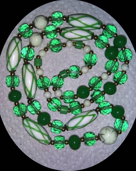 Vintage Continuous White and Apple Green Uranium G