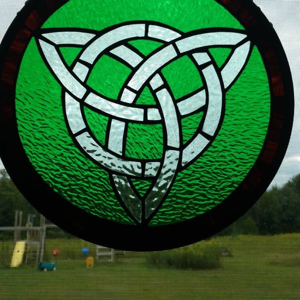 Panneau rond en vitrail avec noeud celtique