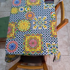 Tischdecke aus sizilianischem Stoff mit Majolika und Zitronen, individuelle Größen auf Anfrage, sizilianische Einrichtungsgegenstände, handgefertigt in Sizilien