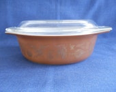 Pyrex Heritage Early Americana 1 1 2 Quart Casserole with Lid 043 Colonial Brown with Gold Designs