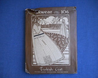 Pode incluir: Um padrão de papel castanho para um casaco turco, com uma ilustração em preto e branco de uma mulher a usar o casaco. O número do padrão é 106 e o texto "Folkwear 1975" está impresso no canto inferior direito.