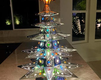 ブリキのパンチングクリスマスツリー、手作りのライト付き、高さ18