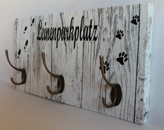 Hundegarderobe mit Name, Leine, Hundezubehör