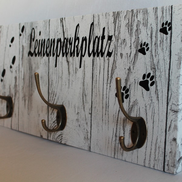 Hundegarderobe mit Name, Leine, Hundezubehör