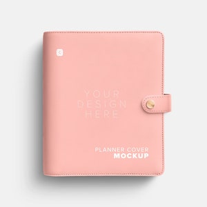 Op de afbeelding: Een roze lederen planner cover mockup met de tekst "YOUR DESIGN HERE" en "PLANNER COVER MOCKUP".