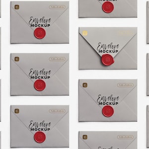 Puede incluir: Conjunto de sobres grises sellados con lacre rojo. Cada sobre tiene la inscripción "Envelope MOCKUP" y mide 18,4 x 13,3 cm.