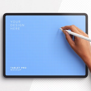 Può includere: Un tablet nero con uno schema a griglia blu sullo schermo. Il testo "YOUR DESIGN HERE" e "TABLET PRO MOCKUP" è visualizzato sullo schermo. Una mano tiene uno stilo bianco e disegna sullo schermo.
