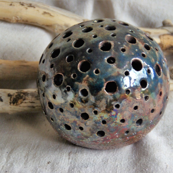Bola de cerámica redonda Raku calado Turquesa regalo hecho a mano, escultura decrativa Cerámica Decore, OOAK, con rastro prensado de encaje