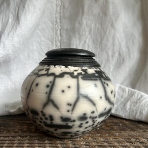 Nagi pojemnik Raku z pokrywką na prochy, urna Raku Pottery na prochy ludzi i zwierząt, odpadka robiona ceramika czarno-biała OOAK wabi sabi