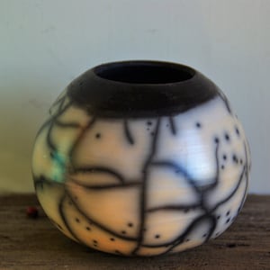 Naked Raku ceramics czarno-biały wazon Raku Mały ceramiczny wazon Ikebana Dekoracyjna ceramika Raku OOAK czarno-biały spękany