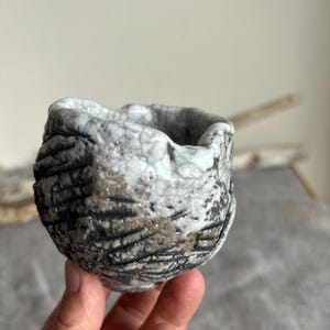 白楽焼の茶碗、くりぬき、白と黒のポット、茶道用の手作りの小さなマグカップ、OOAK、茶道のわびさびのための特別な贈り物