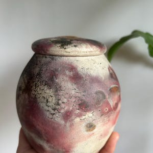 Raku urna för människor eller husdjur Raku keramik minnesurnor mänskliga urnor minnesurnor terra effekt OOAK ekologiska jordfärger