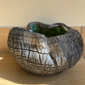 Smaragdkern – Raku ErdgefäßRaku Keramik Schale | Handgefertigtes Keramikgefäß | Crackled Earth Texture | Smaragdgrüne Glasur | Unikat Art P