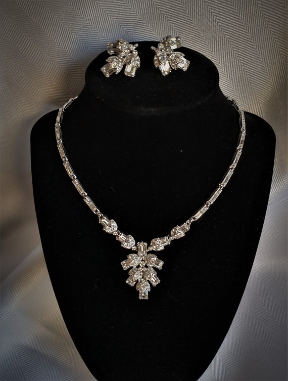 Lovely Vintage Necklace and Earrings Set Signed Bo