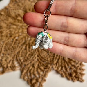 Nyckelring: Mikrovirkad elefant – Handgjord amigurumi med broderi