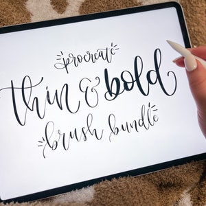 Può includere: Uno schermo di tablet digitale che mostra il testo "Procreate Thin & Bold Brush Bundle" in font corsivo nero.