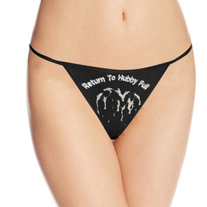Op de afbeelding: Zwarte kanten string met de tekst "Return to Hubby Full" in witte letters.