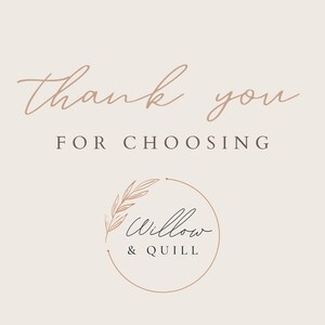 Puede incluir: Gr&aacute;fico beige con las palabras "thank you FOR CHOOSING" en una fuente manuscrita. Debajo, un logotipo circular con las palabras "Willow & Quill" y un dise&ntilde;o de hojas.