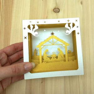 Carte Pop-Up Crèche de Noël Moderne, Découpée au Laser et Montée à la Main - Éditions La Girouette