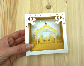 Carte Pop-Up Crèche de Noël Moderne, Découpée au Laser et Montée à la Main - Éditions La Girouette