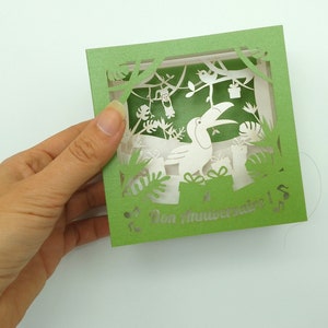 Carte pop up artisanale anniversaire, fait-main, éco-responsable, découpe laser, made in France, cacatoès, éditions la girouette, postale