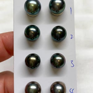 8～9 MM の高光沢天然リッチカラー ラウンド/ニアラウンド ダークカラー タヒチ養殖真珠、表面はきれい、裏面は傷あり、ペアで販売。