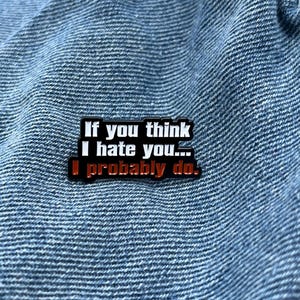 Te odio… Pin esmaltado, pin de humor, broches, accesorios para bolsos, pins para mochilas, papelería, pins para tableros de corcho, pins coleccionables