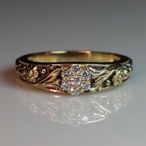 Carved Victorian-style Flowers 18k Yellow Gold & Diamonds Band