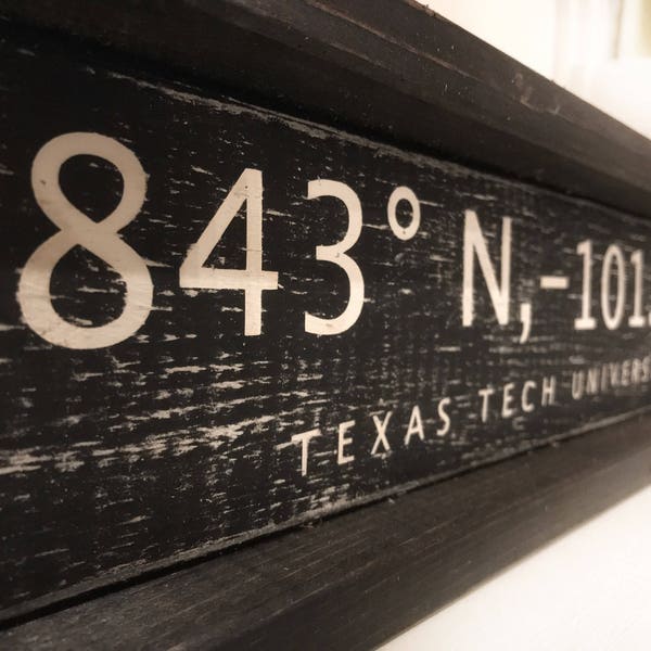 Texas Tech Universität | (TTU) | Längen- und Breitengrad Zeichen | Rustikales Zuhause | Sie/Ihn | Wohnheim Dekor | Schwarz und Weiß | | Geschenk