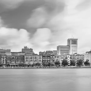 Savannah, Flussstraße, historische Savanne, Schwarz-Weiß-Fotografie, Savanne Fluss, niedriges Land, Wolken, Fotografie, Wandkunst, bildende Kunst.