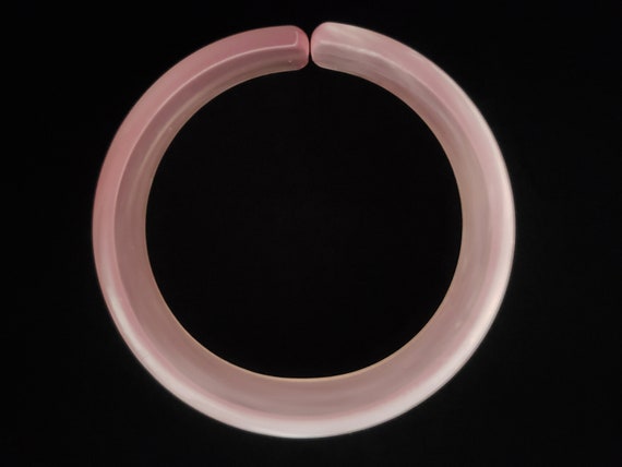 1950s Lavender Pink Moonglow Lucite Bangle | 50s … - image 5