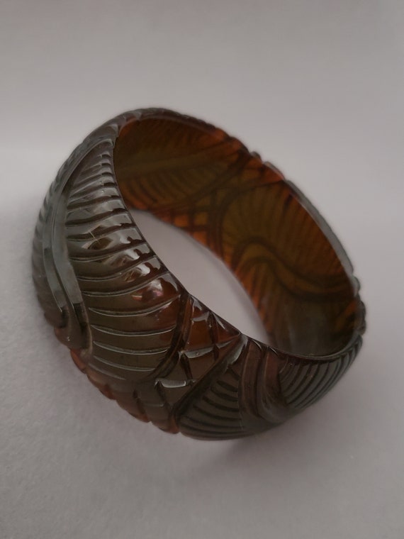 1930s Leaf Carved Prystal Green Bakelite Bangle |… - image 3