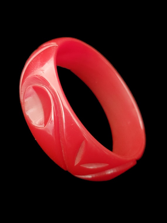 1930s Lipstick Red Leaf Carved Bakelite Bangle | … - image 2