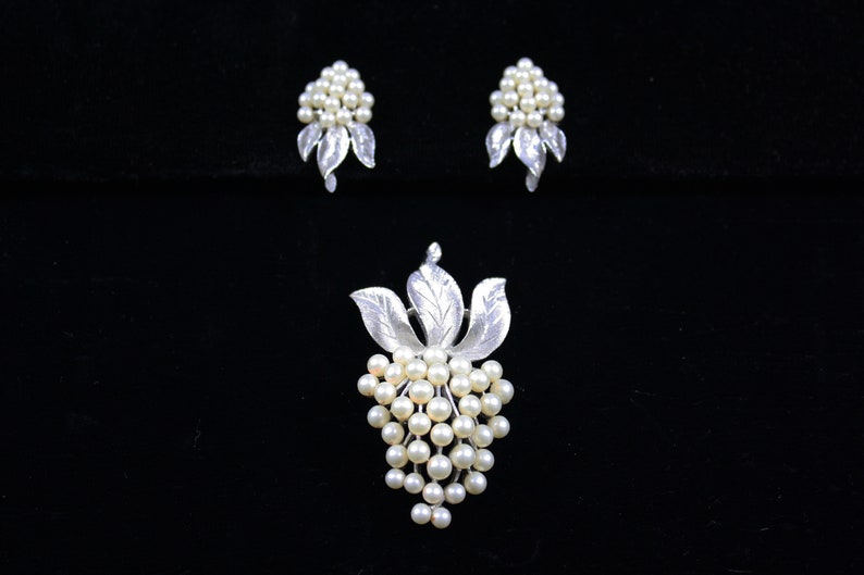 1960s Crown Trifari Pearl Grape Cluster Brooch and Earrings 60s Vintage Silver Tone and Pearl Jewelry Set