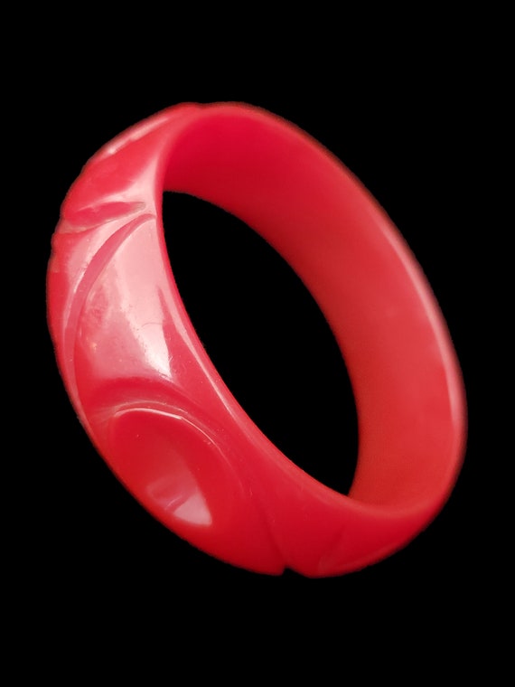 1930s Lipstick Red Leaf Carved Bakelite Bangle | … - image 4