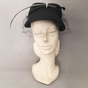 1940s Black Straw Hat with Black and White Black Feather Detail  | 40s Vintage Capulet Hat w/ Black Velvet Cord and Faux Pearl Trim