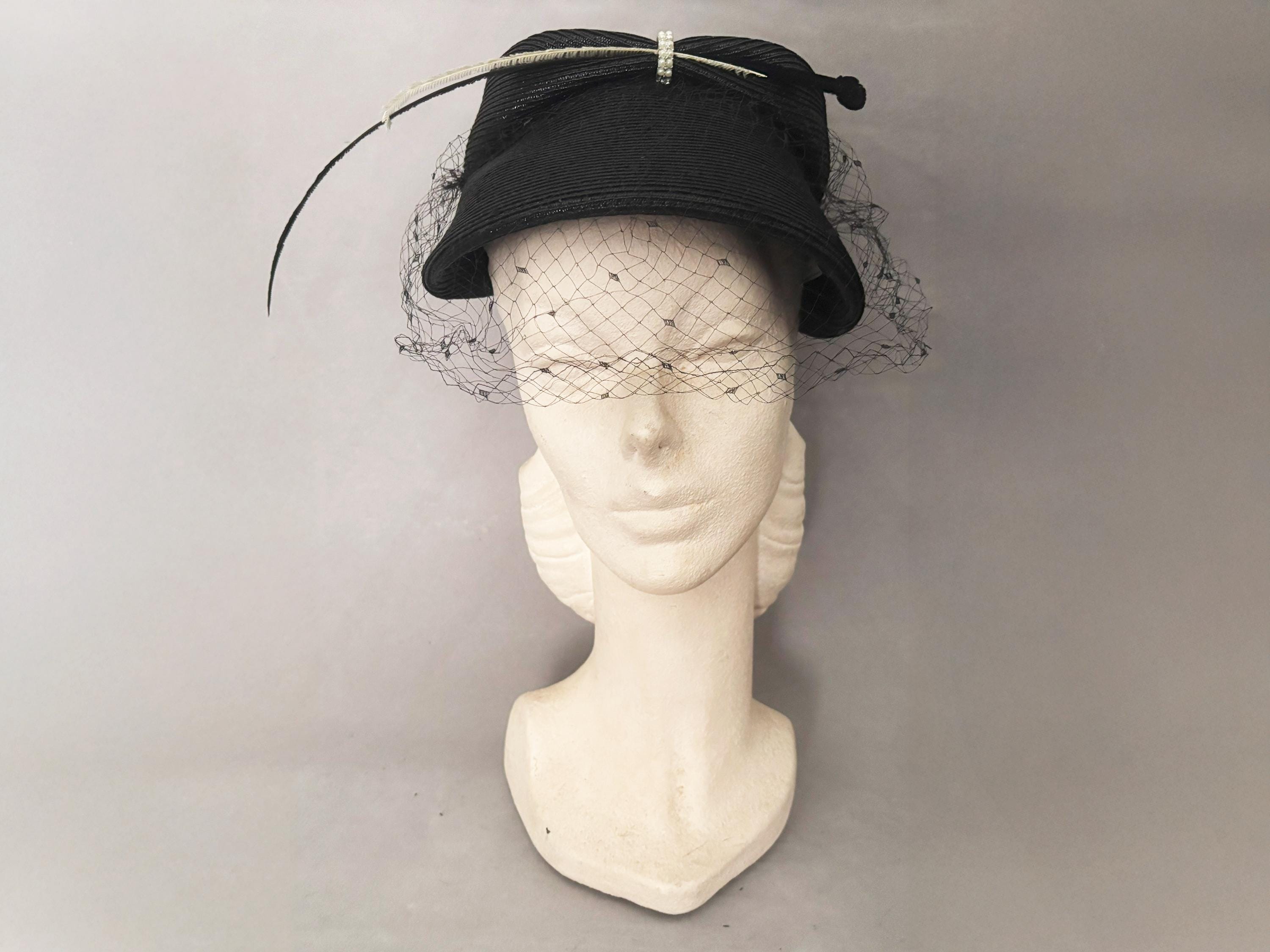 1940s Black Straw Hat With Black and White Black Feather 