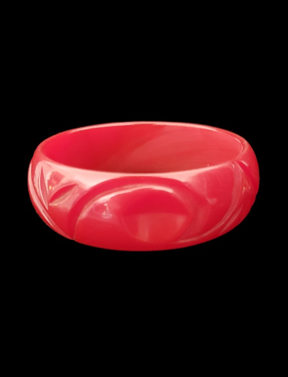 1930s Lipstick Red Leaf Carved Bakelite Bangle | … - image 6